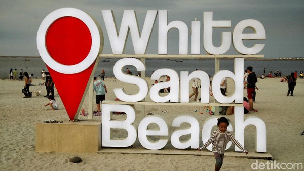 Pantai Indah Kapuk di Jakarta Utara juga tengah naik daun untuk beragam kalangan wisatawan. Bukan hanya untuk kongkow, tapi PIK menjelma jadi destinasi wisata baru dan favorit bagi warga Jakarta dan sekitarnya. Banyak tempat menarik yang bisa dikunjungi di PIK selain pasir putih ini. Pradita Utama/detikcom  