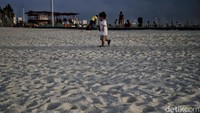 Untuk mencapainya, traveler harus lebih dulu menuju kawasan PIK. Kemudian lanjutkan perjalanan menuju Pulau Maju dan seberangi dua jembatan penghubung lagi hingga menuju pantai ini.