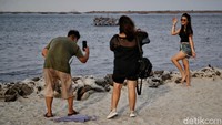 Apabila PIK pertama berada di Provinsi DKI Jakarta, maka Pantai Pasir Putih di PIK2 masuk ke Provinsi Banten. Lokasi persisnya masuk ke Dadap, Kabupaten Tangerang.