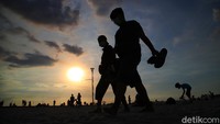 Hal itu dapat diketahui ketika traveler melewati jembatan terakhir menuju PIK2 2. Tulisan batas provinsi itu tertulis dengan jelas di aspalnya.