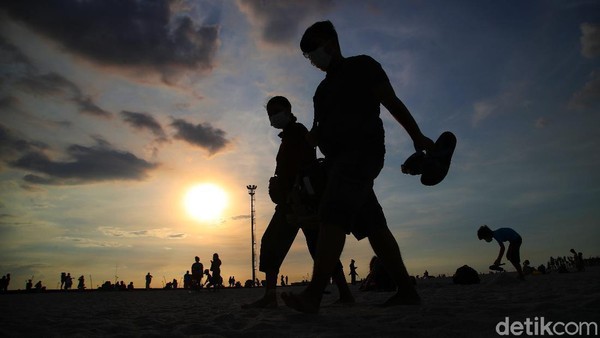 Hal itu dapat diketahui ketika traveler melewati jembatan terakhir menuju PIK2 2. Tulisan batas provinsi itu tertulis dengan jelas di aspalnya. Hal itu dapat diketahui ketika traveler melewati jembatan terakhir menuju PIK2 2. Tulisan batas provinsi itu tertulis dengan jelas di aspalnya.