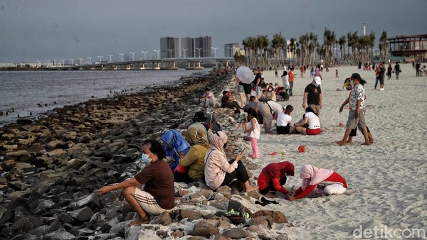Kemudian dada Pantai Pasir Putih PIK 2. Pantai Pasir Putih ini merupakan pantai reklamasi yang pasirnya didatangkan langsung dari Bangka Belitung. Suasananta cocok untuk traveler yang mau bersantau sambil main pasir atau berjogging sore. Pradita Utama/detikcom. Kemudian dada Pantai Pasir Putih PIK 2. Pantai Pasir Putih ini merupakan pantai reklamasi yang pasirnya didatangkan langsung dari Bangka Belitung. Suasananta cocok untuk traveler yang mau bersantau sambil main pasir atau berjogging sore. Pradita Utama/detikcom.