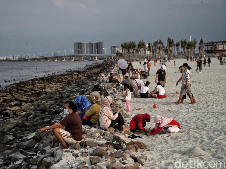 Menikmati Akhir Pekan di Pantai Pasir Putih PIK 2