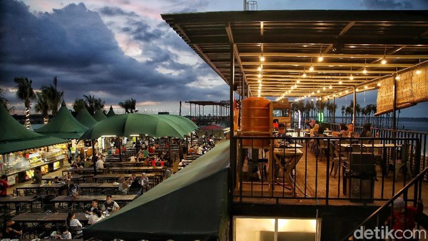 Menikmati Sunset di Food Court Pantai PIK 2