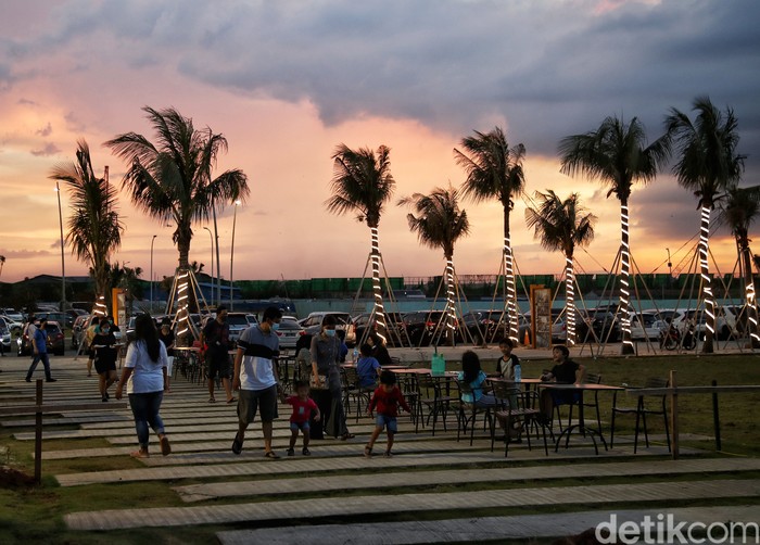 Memandang matahari terbenan tidak lengkap rasanya bila tidak ngemil. Nah, Pantai PIK 2 juga menyediakan sejumlah food court lho.