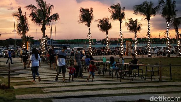 Memandang matahari terbenan tidak lengkap rasanya bila tidak ngemil. Nah, Pantai PIK 2 juga menyediakan sejumlah food court lho.