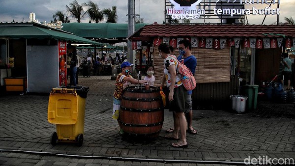 Di tempat itu juga disediakan tempat cuci tangan untuk kebersihan para pengunjung. Harganya pun relatif terjangkau. Di tempat itu juga disediakan tempat cuci tangan untuk kebersihan para pengunjung. Harganya pun relatif terjangkau.