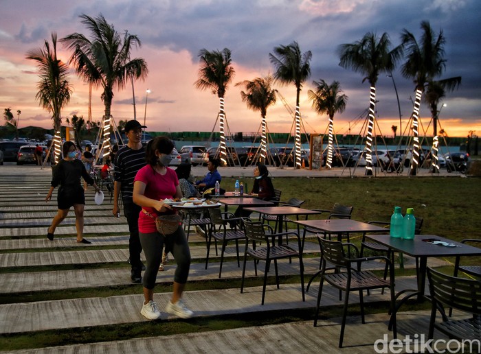 Memandang matahari terbenan tidak lengkap rasanya bila tidak ngemil. Nah, Pantai PIK 2 juga menyediakan sejumlah food court lho.