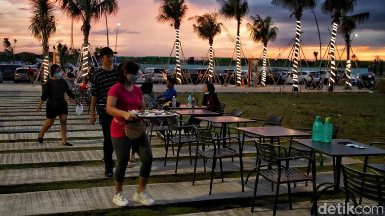 Menikmati Sunset di Food Court Pantai PIK 2 Memandang matahari terbenan tidak lengkap rasanya bila tidak ngemil. Nah, Pantai PIK 2 juga menyediakan sejumlah food court lho.