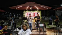 Dan setiap malam akan di suguhkan penampilan live musik di food court itu.