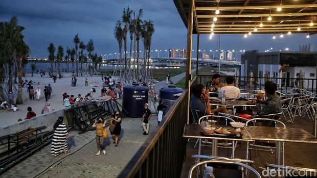 Memandang matahari terbenan tidak lengkap rasanya bila tidak ngemil. Nah, Pantai PIK 2 juga menyediakan sejumlah food court lho.
