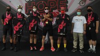 Influencer Anya Geraldine dan Deputy CEO Smartfren, Djoko Tata Ibrahim, usai menyelesaikan acara bersepeda santai dalam rangkaian proses peluncuran jersey bersepeda Unlimited Hope hasil kokreasi Smartfren, Show The Monster dan Common Spot di Jakarta, Sabtu (27/3/2020).