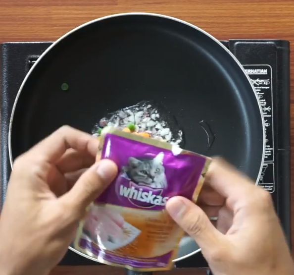 Inspirasi Chef Tiarbah 'Masak Darurat' Saat Bikin Nasi Goreng Whiskas