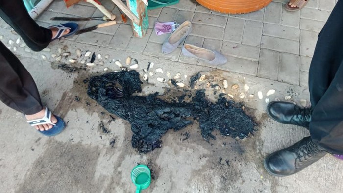 Pasutri di Situbondo, Veri Sunardi (48) dan Mega Prasetyawati (41) dilarikan ke RSUD Besuki. Keduanya sama-sama menderita luka bakar serius, setelah mengalami insiden tak terduga di rumahnya, Dusun Krajan, Desa Kalimas, Kecamatan Besuki, Sabtu (27/3/2021).