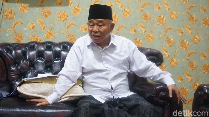 Ponpes Amanatul Ummah menolak vaksin AstraZeneca karena haram mengandung tripsin pankreas babi. Pemerintah disarankan menggunakan vaksin buatan Inggris itu untuk penduduk nonmuslim yang tidak mempermasalahkan keharaman babi.