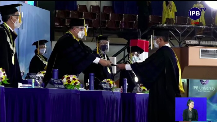 Penyerahan gelar kehormatan Doktor Honoris Causa kepada Letjen Doni Monardo oleh IPB University