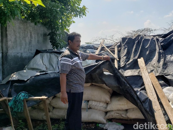 Petani garam di Kabupaten Probolinggo dengan tegas menolak rencana pemerintah impor garam. Karena, stok garam di Kabupaten Probolinggo masih melimpah. Stok ini merupakan sisa panen dua tahun lalu di tingkat petambak garam yang belum terjual.