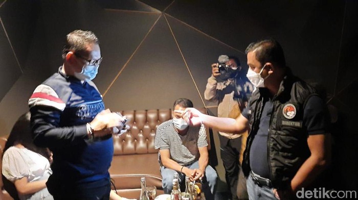 petugas gabungan Polda Metro Jaya dan Kodam Jaya kemudian bergerak ke Clique Bar, Serpong, Tangerang Selatan.