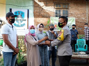 Kampung Sehat 2, Polres Sumbawa Bagi-bagi Bibit Herbal di Pupinka