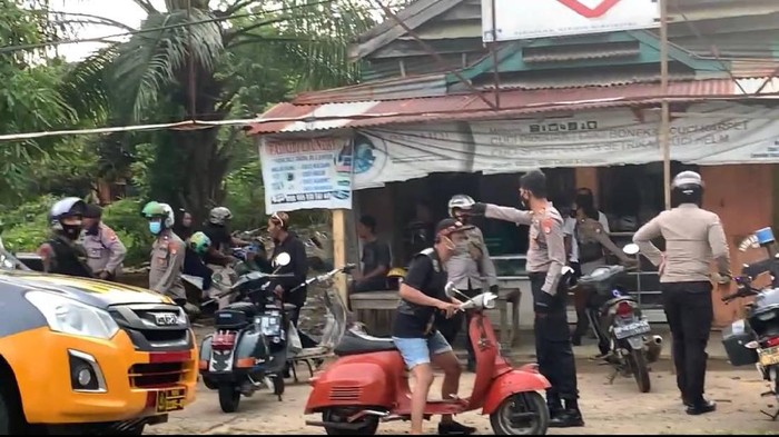 Polis bubarkan acara komunitas vespa di Luwu Timur, Sulsel.