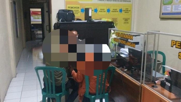 Sejoli di Blitar terciduk mesum dalam masjid menjelang waktu salat asar. Mereka akhirnya digelandang ke kantor polisi.