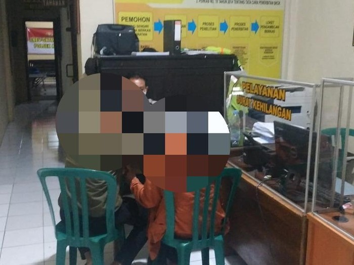 Sejoli di Blitar terciduk mesum dalam masjid menjelang waktu salat asar. Mereka akhirnya digelandang ke kantor polisi.