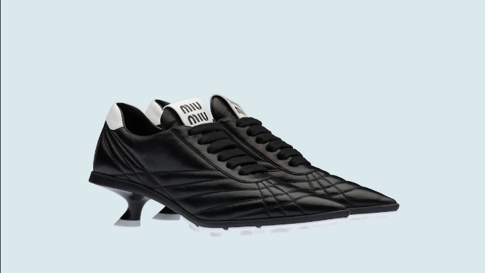 Miu Miu dikritik karena rilis sepatu bola pakai heels.