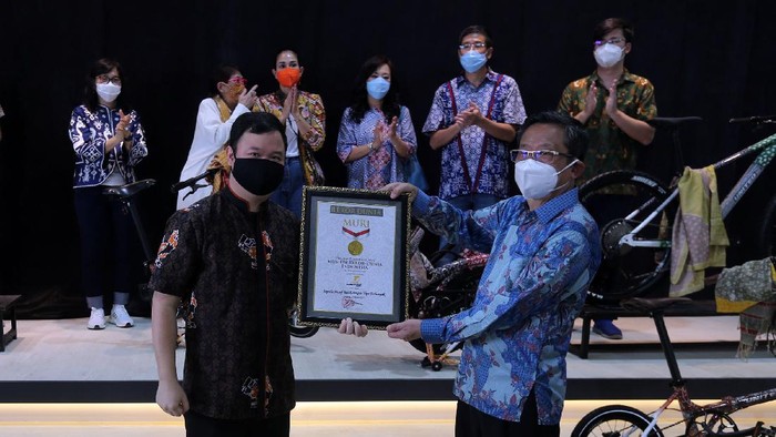 Sepeda Motif Batik Karya Anak Bangsa Ini Raih Rekor MURI Lho United Bike Grup lewat ATR Cycling resmi meluncurkan sepeda dengan motif batik. Peluncuran ini pun sukses mengantongi rekor MURI.