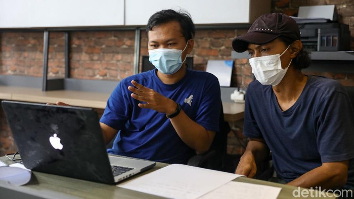 Serunya Temu Karya Mengembangkan Skill Fotografi Pewarta Foto Indonesia (PFI) Jakarta menggelar acara temu karya untuk mengembangkan karya foto jurnalistik melalui sesi diskusi individual.