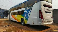 Jika dilihat eksteriornya, tampilan luar bus kloningan ini benar-benar mirip dengan sleeper bus Laksana yang punya ciri khas floating roof serta selendang ala Legacy SR2. (Instagram @buscampindonesia)