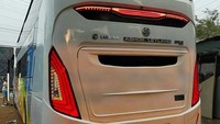 Bahkan desain livery-nya pun sangat identik dengan sleeper bus Laksana yang pertama kali dirilis di GIIAS 2019. Yang menarik lagi pihak karoseri tersebut juga menyematkan logo dan emblem asli Laksana. (Instagram @buscampindonesia)