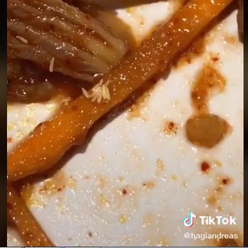 Jijik! Pria Surabaya Ini Temukan Telur Lalat saat Makan Kimchi di Restoran