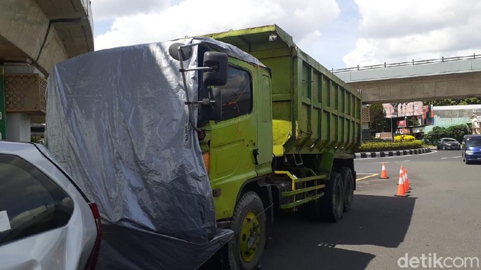 Truk yang terlibat kecelakaan karambol di Jalan Padjajaran (Ring Road Utara), depan Asrama Haji, Sleman, DI Yogyakarta, Jumat (26/3) malam.