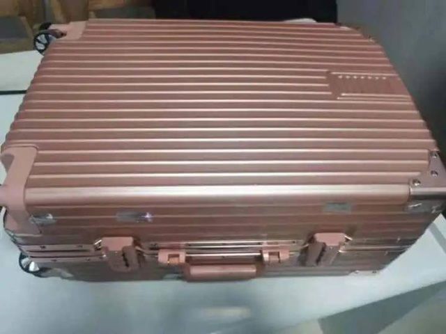 Koper berisi pecahan uang 100 yuan palsu