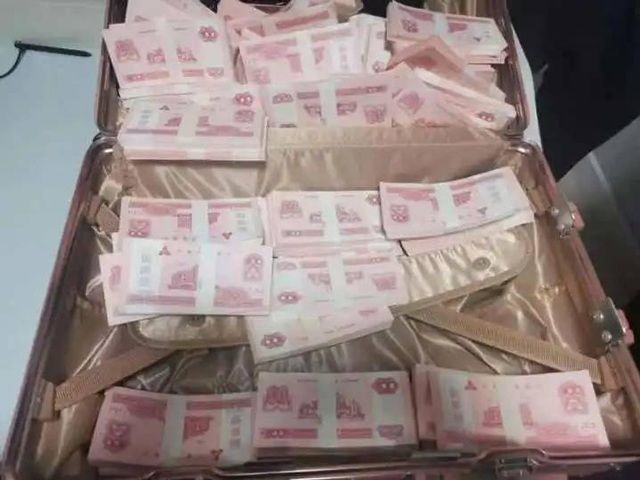 Koper berisi pecahan uang 100 yuan palsu