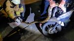 Begini Posisi Ular 2,5 Meter dalam Bodi Motor Warga di Jaksel