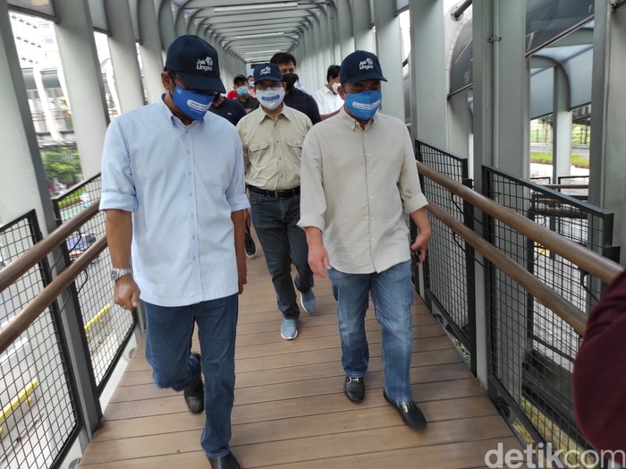 Wakil Gubernur DKI Ahmad Riza Patria mengecek JPO. (Azhar BR/detikcom)