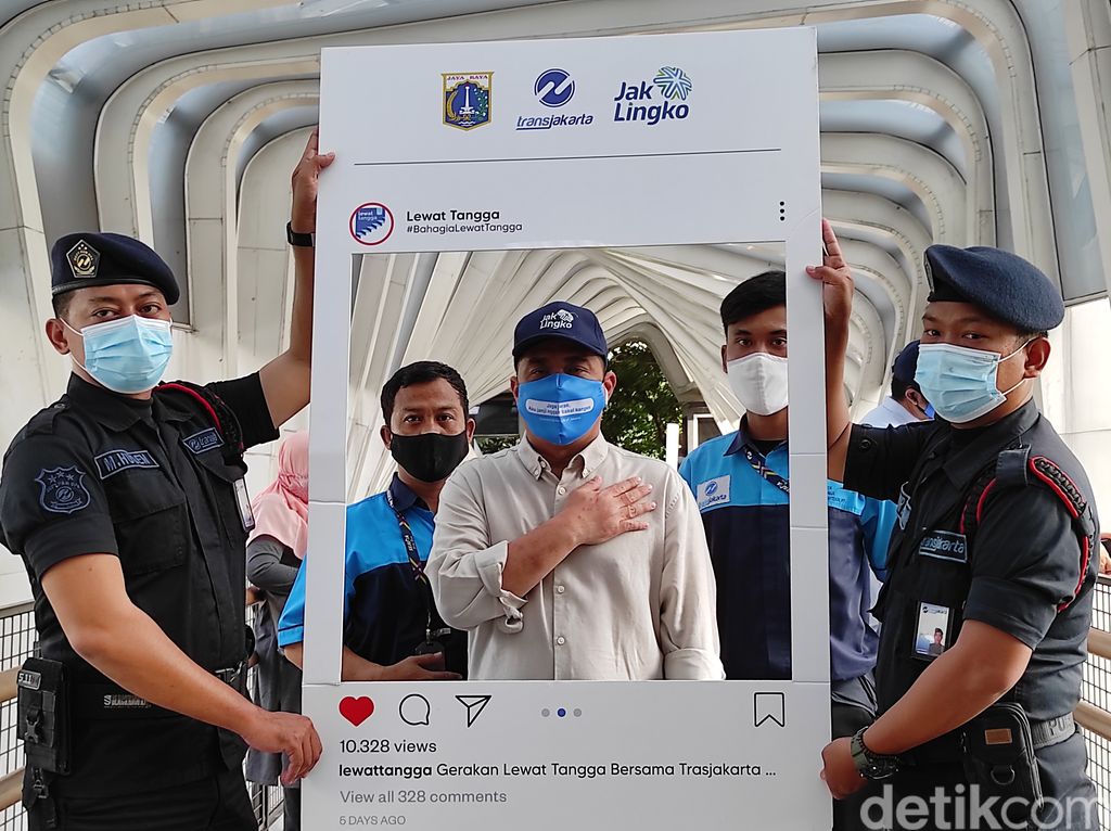 Wakil Gubernur DKI Ahmad Riza Patria mengecek JPO. (Azhar BR/detikcom)