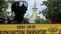 Terbaru, bom bunuh diri terjadi di depan Gereja Katedral Makassar terjadi pada Minggu (29/3/2021) seusai Misa Minggu Palma. ANTARA FOTO/Arnas Padda
