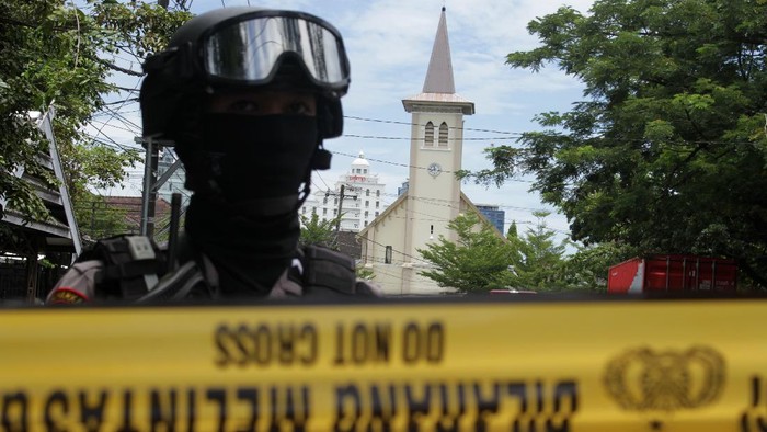 Ledakan bom bunuh diri di depan Gereja Katedral Makassar, Sulsel, tewaskan 1 orang yang diduga pelaku bom bunuh diri. Selain itu, 14 orang dilaporkan terluka.