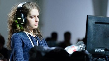 Sasha Scarlett Hostyn, seorang atlet esports wanita yang memainkan game StarCraft II. Total pendapatan yang sudah ia dapatkan dari 270 turnamen yang pernah dijalani yakni USD 390 ribu (sekitar 5,6 miliar rupiah). Foto: (sportskeeda.com)