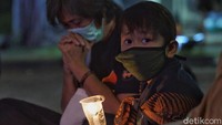 Para relawan menyalakan lilin keprihatinan sembari berdoa tragedi bom bunuh diri di Makassar ini menjadi yang terakhir terjadi di Tanah Air.
