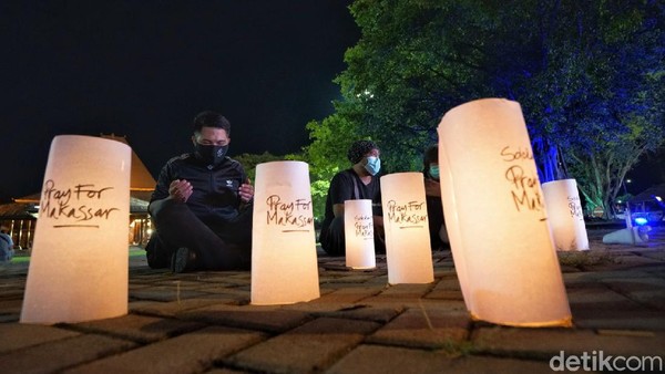Aksi Doa Bersama Atas Tragedi Bom Makassar di Solo