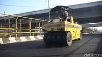 Diketahui, pengaspalan jalan dilakukan utnuk memperbaiki jalan yang rusak dan berlubang di kawasan Jalan Cut Mutia, Kota Bekasi, Jawa Barat.