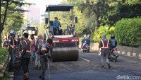 Pengaspalan jalan itu dilakukan untuk memberikan kenyamanan dan rasa aman bagi pengendara yang melintasi jalan tersebut.