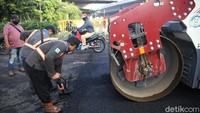 Sejumlah pekerja tengah melakukan pengaspalan jalan di kawasan Jalan Cut Mutia, Kota Bekasi, Jawa Barat.