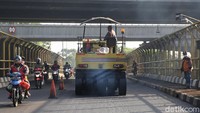 Petugas tengah melakukan pengaspalan jalan di kawasan Jalan Cut Mutia, Kota Bekasi, Jawa Barat, Minggu (28/3/2021). 