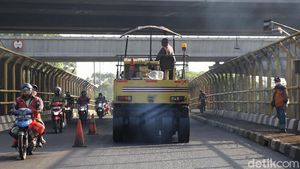 Aksi Petugas Aspal Jalan Cut Mutia di Bekasi