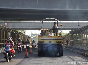 Aksi Petugas Aspal Jalan Cut Mutia di Bekasi