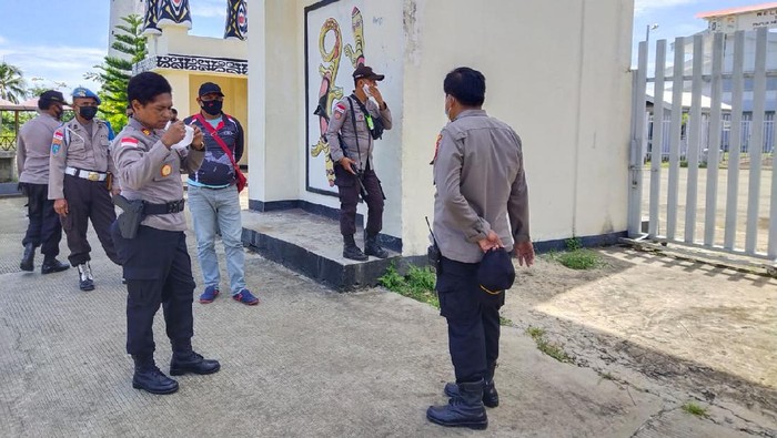 Anggota Polisi Jaga Pintu Gerbang Perbatasan RI-PNG di PLBN Skou (Foto: dok. Istimewa)